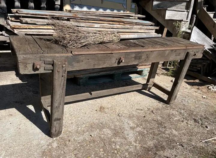 Ancien établi en bois