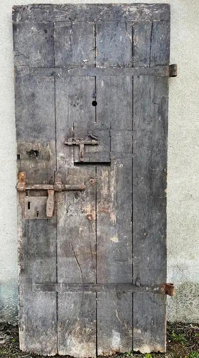 Ancienne porte de cellule en bois