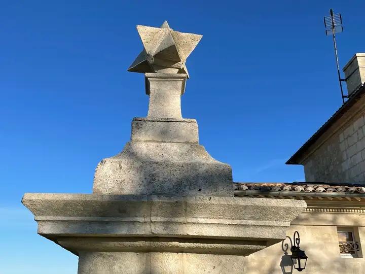 Paire de dessus de piliers en pierre anciens