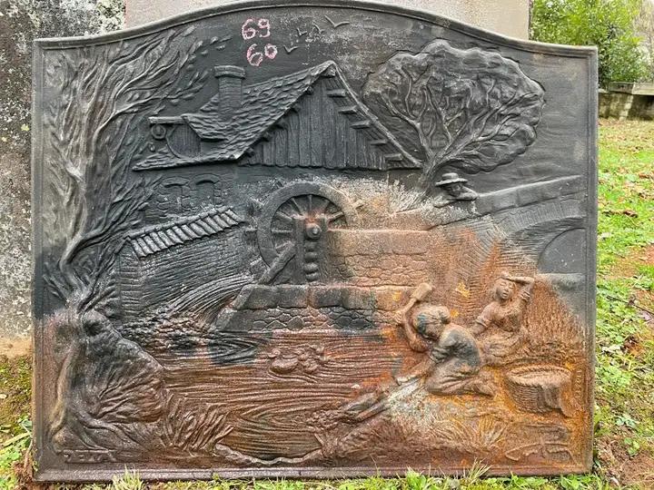 Ancienne plaque de fonte décorée