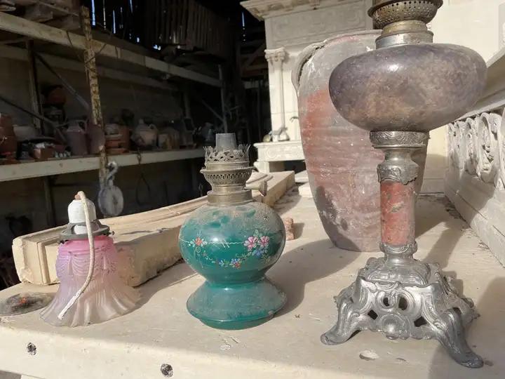 Vieilles lampes à alcool et une tulipe  en verre teinté