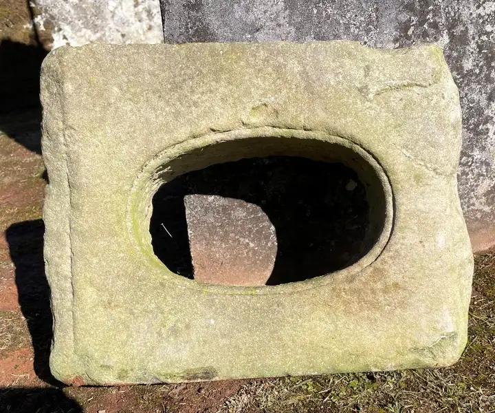 Ancien oeil de boeuf monolithe en pierre du POITOU