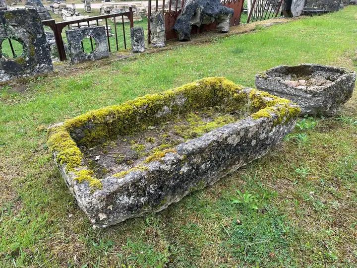 Ancien bac en pierre dure du POITOU