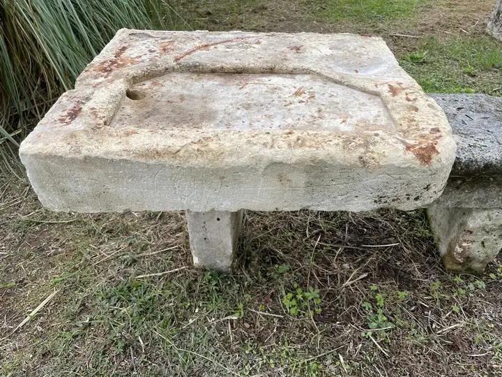 Ancien évier en pierre de Saintonge. Lave main plat et percé encastré de deux façes dans un mur. Récepatcle d'eau positionné á gauche, usé de traces de seau et de servitude. Possibilité d'étre encreusé pour une profondeur finie de 6 cm