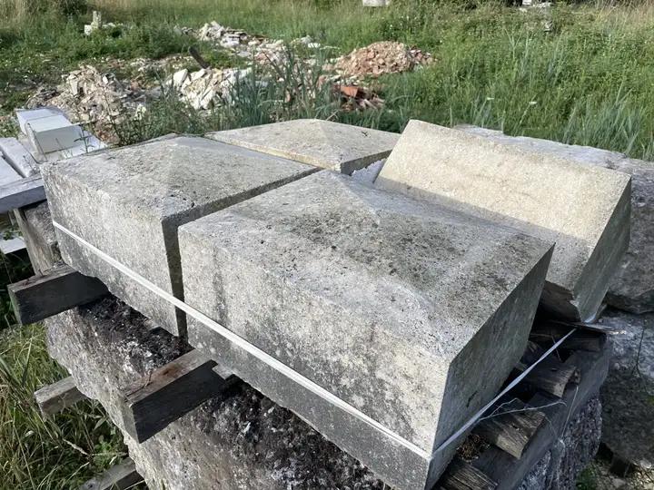 Quatres têtes de piliers pyramidaux en pierre dure de Charente. Dessus de piliers de section 60X60 Décoration haute pour coiffer des piliers d'une entrée de ferme
