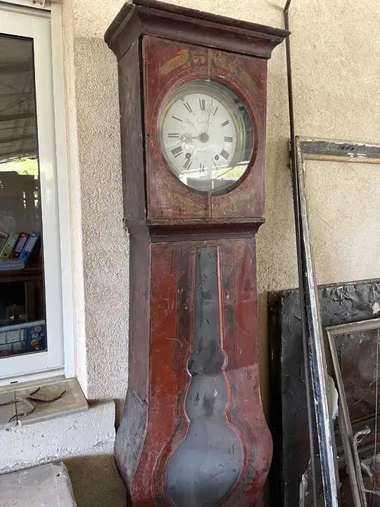 Ancienne horloge de parquet en bois peint, décoré de fleurs et de festons. Mouvement complet style ''lyre'' Facade émaillée fabriquée á St SAVIN 33 Bon état général