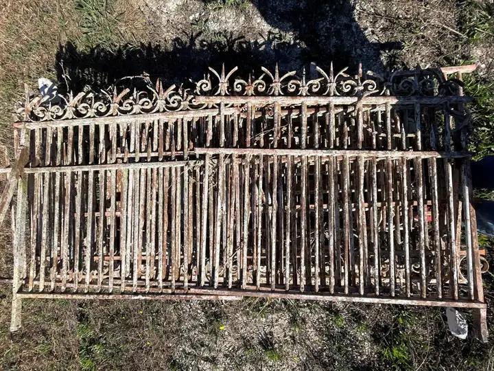 Anciennes grilles et leur portillon en fer forgé. Portillon en fer forgé, mouvement á '' chapeau de gendarme'' en fer massif