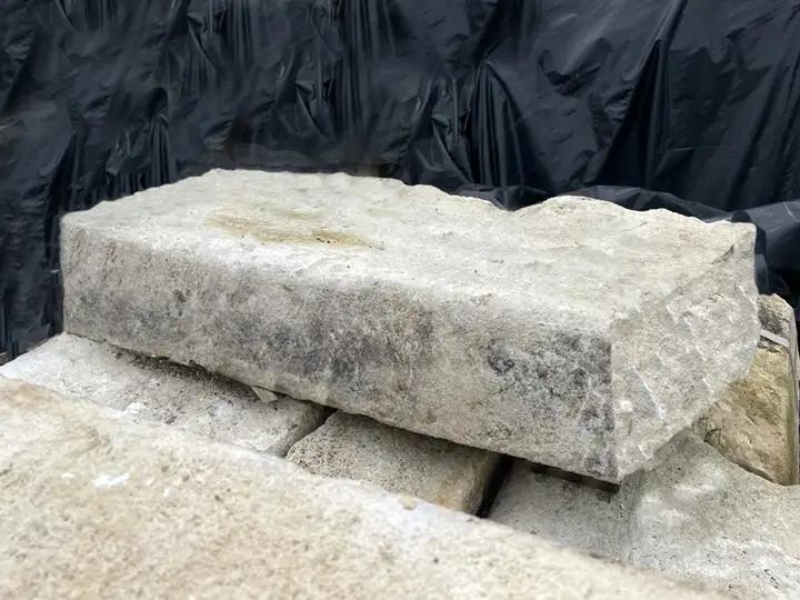 6 ml de caniveaux en pierre trés usés