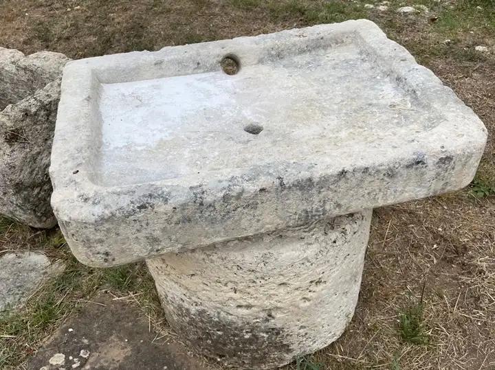 Ancien évier en pierre de Charente. Evier adossé á deux angles arrondis. Possibilité d'être encreusé de 4cm supplénmentairs Profondeur actuelle : 5cm