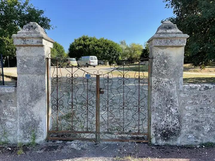 Paire de piliers anciens en pierre de Saintonge. Petits piliers de jardin carrés ou d'entrée secondaire. Tête de piliers moulurée Fut monolithe sans feuillure