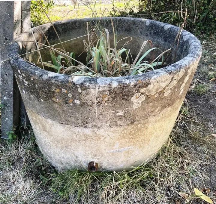 Ponne en beton de forme conique. Receptacle rond pour plantes ou eau. Bassin de reception pour eau de pluie. Epaisseur de la cloison : 6cm