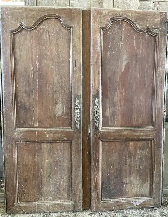 Ancienne paire de porte de placard en cerisier. Deux porte á mouvement LXV avec charnières, serrure et clef croisées sur un dormant (largeur 6cm) Largeur d'une porte : 65cm Hauteur : 1.70m Trés bon état