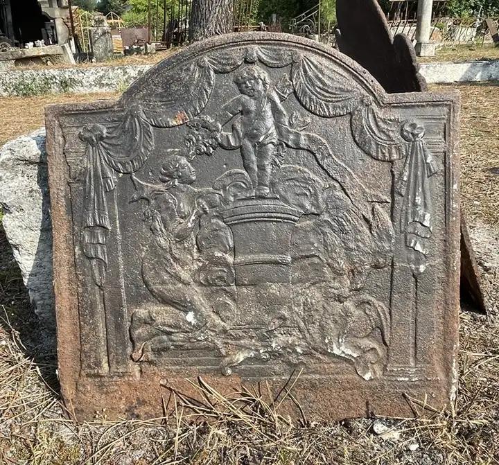 Ancienne plaque de fonte de style Directoire