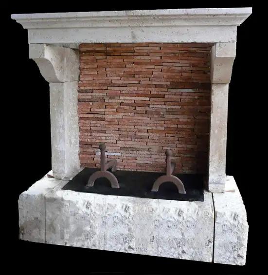Ancienne cheminée basse posée sur un socle de rehausse