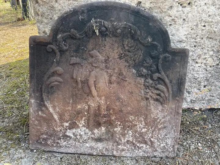 Plaque de fonte ancienne décorée d'un chasseur et son gibier