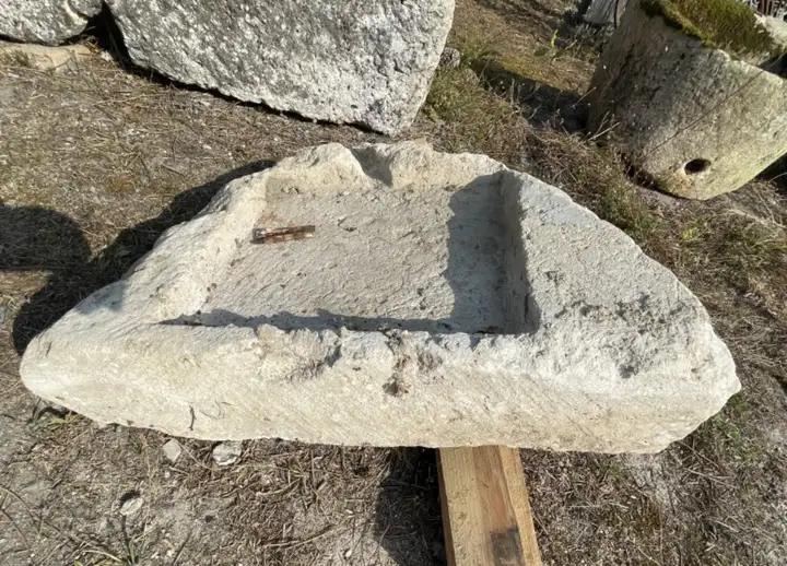 Evier ancien en pierre dure de CHARENTE