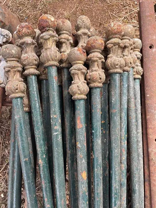 22 barreaux d'escalier en fonte et fer