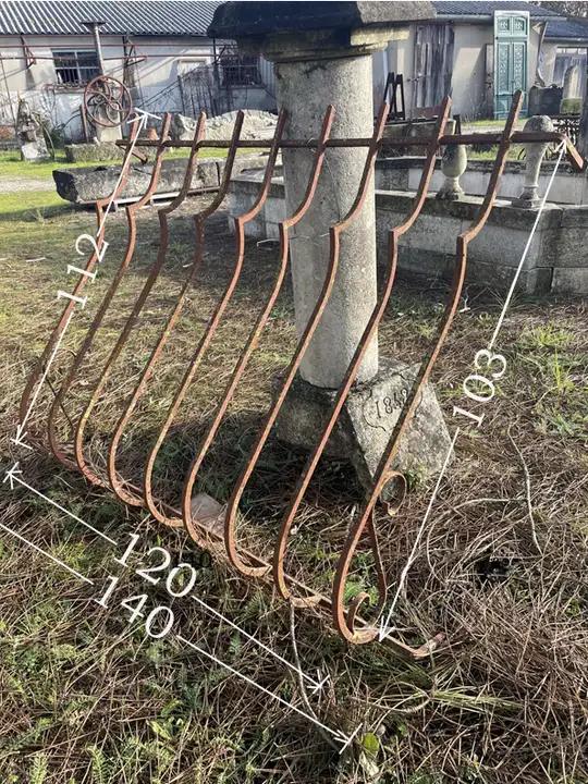 Ancienne grille de protection pour une fenêtre