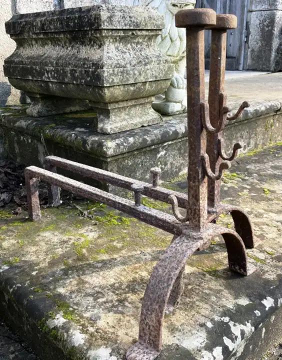 Paire de chenets anciens en fer forgé