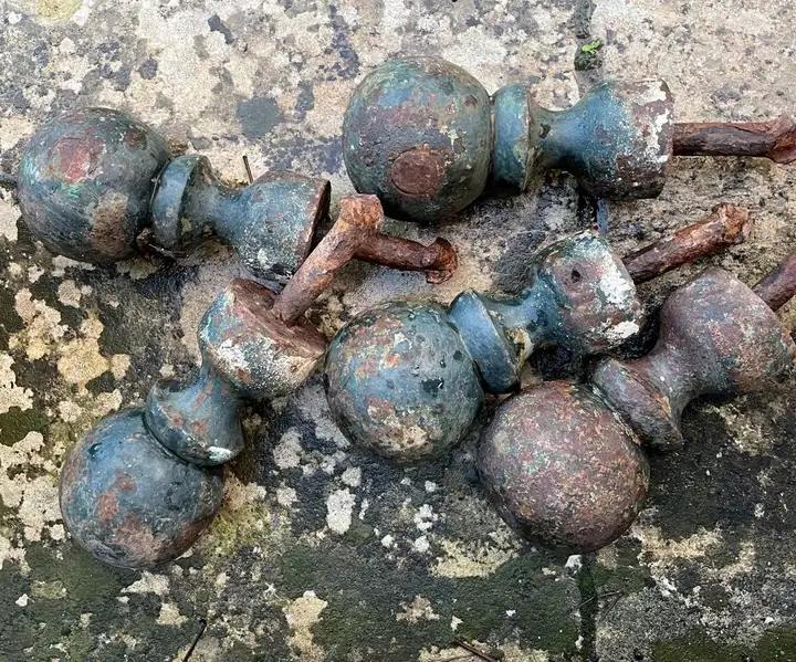 2 Boules de fonte et leur pietement