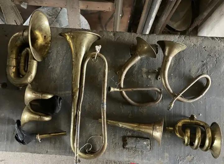 Lot de plusieur cornets, trompettes, claxons, et cornes en cuivre