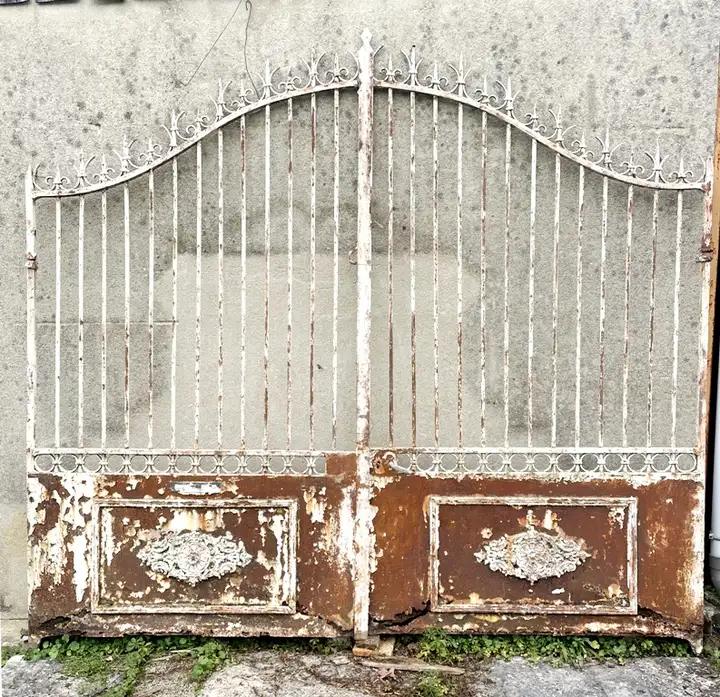 Ancien portail d'entrée en fer forgé