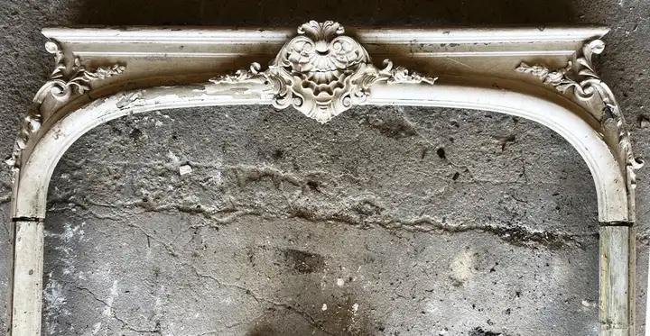 Boiserie ancienne décorée d'une coquille St Jacques en stuck