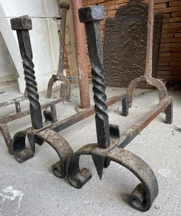 Ancienne paire de chenets en fer forgé