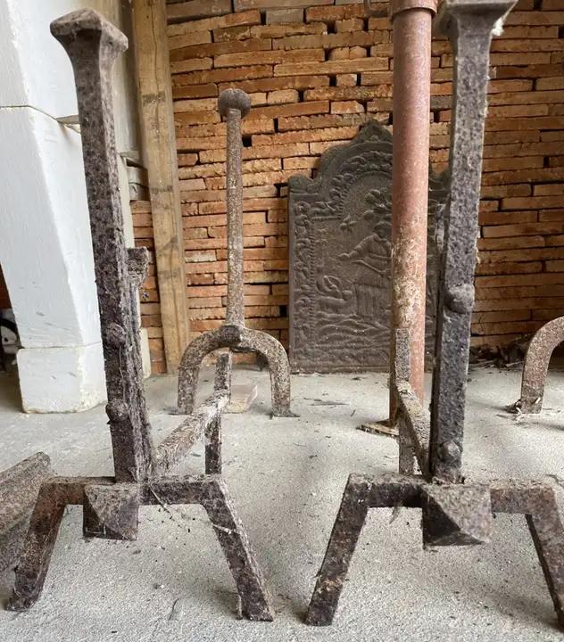 Ancienne paire de chenets en fer forgé
