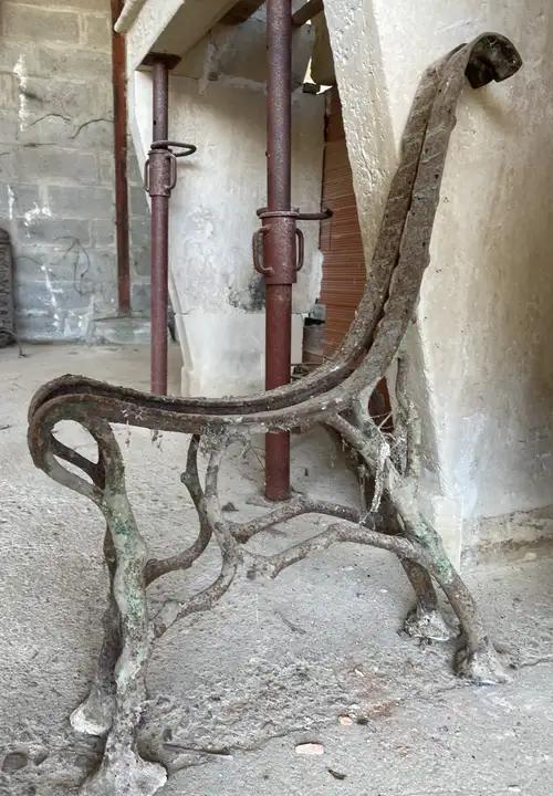Paire de pieds de banc en fonte anciens