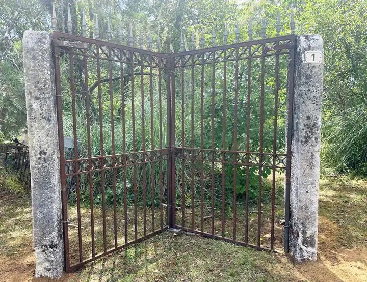 Anciennes bornes d'entrée de propriété monolithe en pierre dure des Charentes