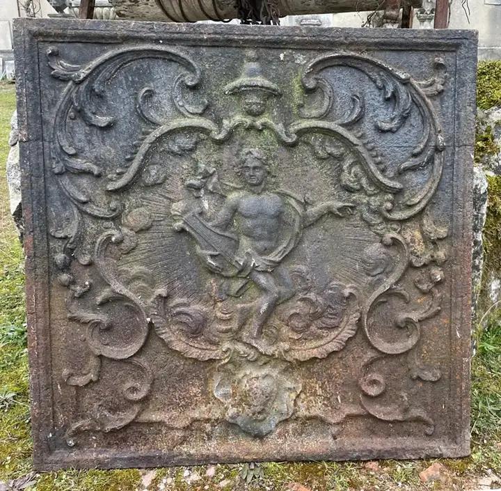 Grande plaque de fonte ancienne décorée pour fond de foyer