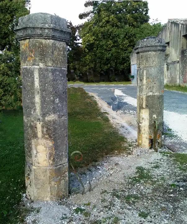 Paire d'anciens piliers en pierre de Charente