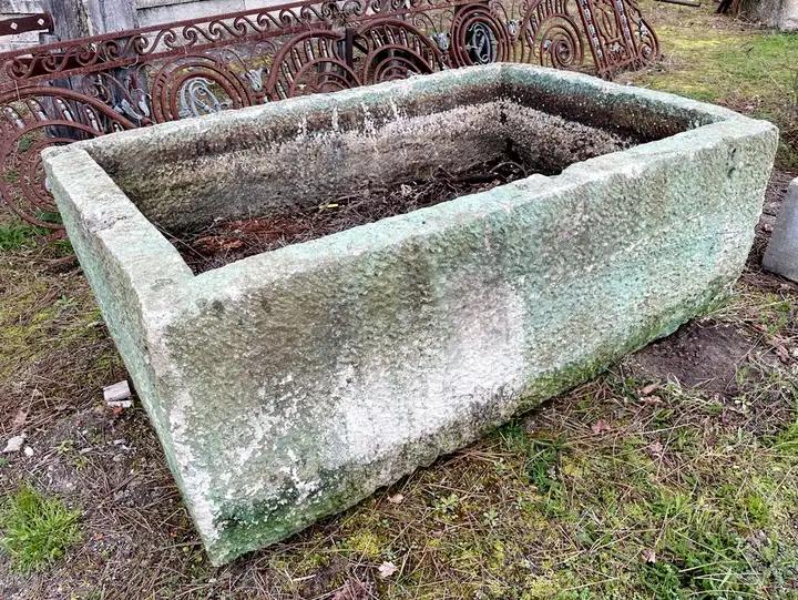 Trés grand bac ancien en pierre dure de Saintonge