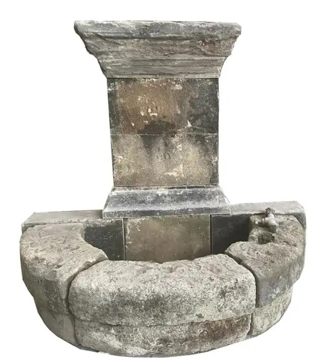 Fontaine adossée en pierre