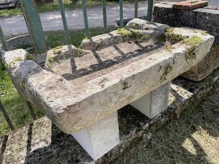 Ancien évier en pierre dure