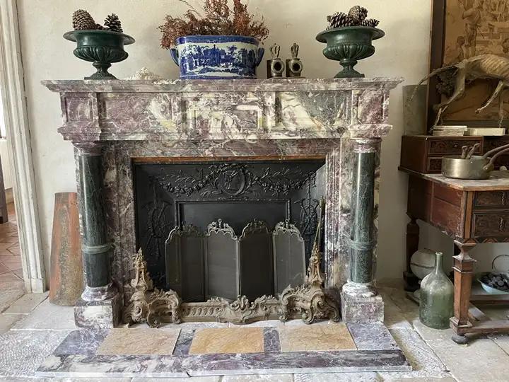 Ancienne cheminée de salon en marbre des Pyrénees