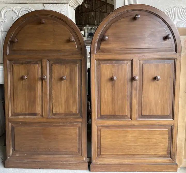 Anciens porte-manteau en bois