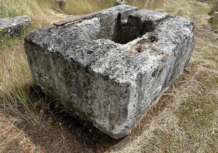 Ancien puits monolithe en pierre de Charente