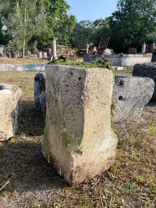 Ancien socle à pans coupés de forme rectangulaire