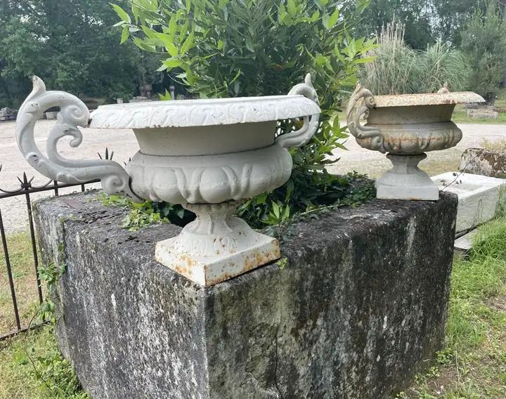 Paire de vases Medicis en fonte