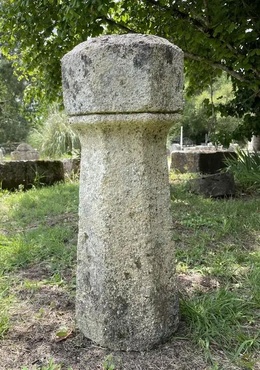 Ancienne borne de jardin en pierre de Gironde