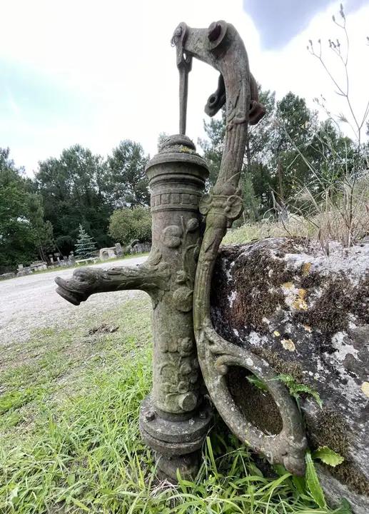 Ancienne pompe à bras en fonte décorée de feuillages entrelacés