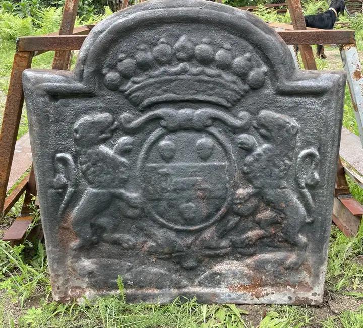 Ancienne plaque de fonte de fond de foyer en fonte décorée armoiries royales