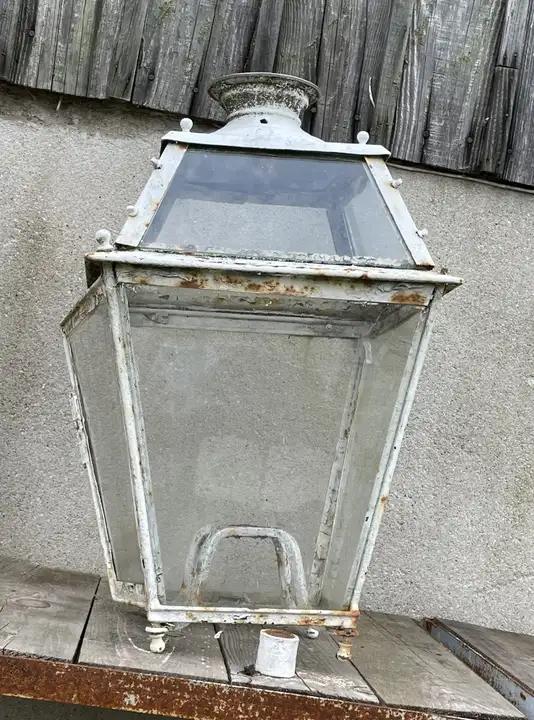 Ancienne lanterne en fer et verre avec support et couvercle complète