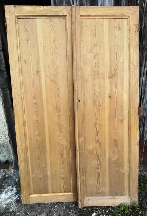 Paire de portes de placard en sapin décapées en trés bon état