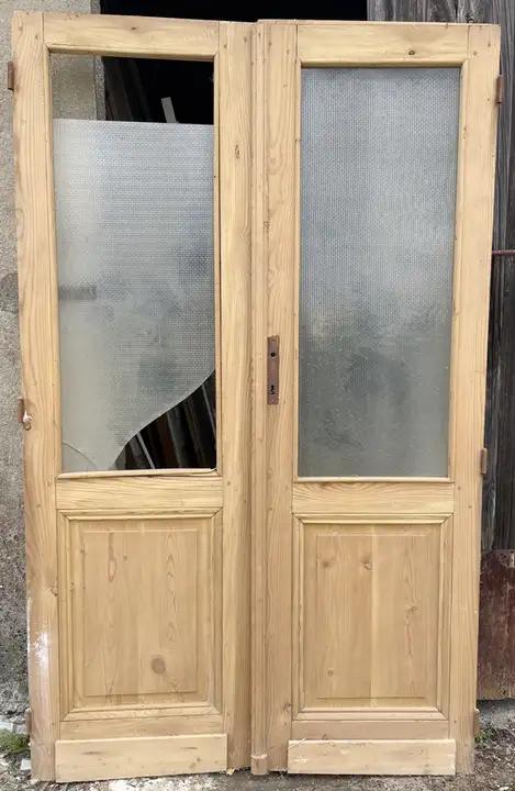 Paire de portes anciennes en sapin décapées