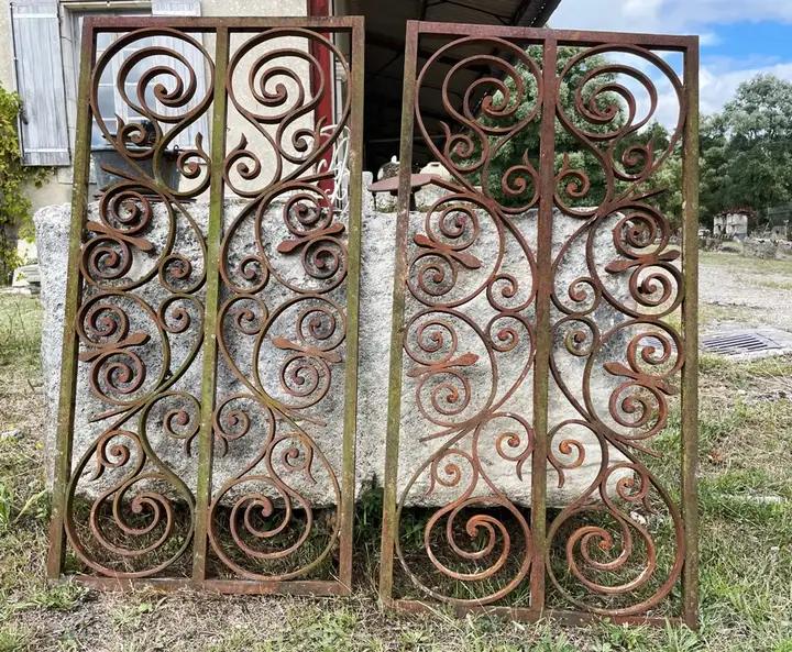 Deux grilles de porte en fonte et fer forgé