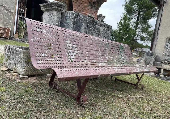 Banc métallique à assise en tole ajourée