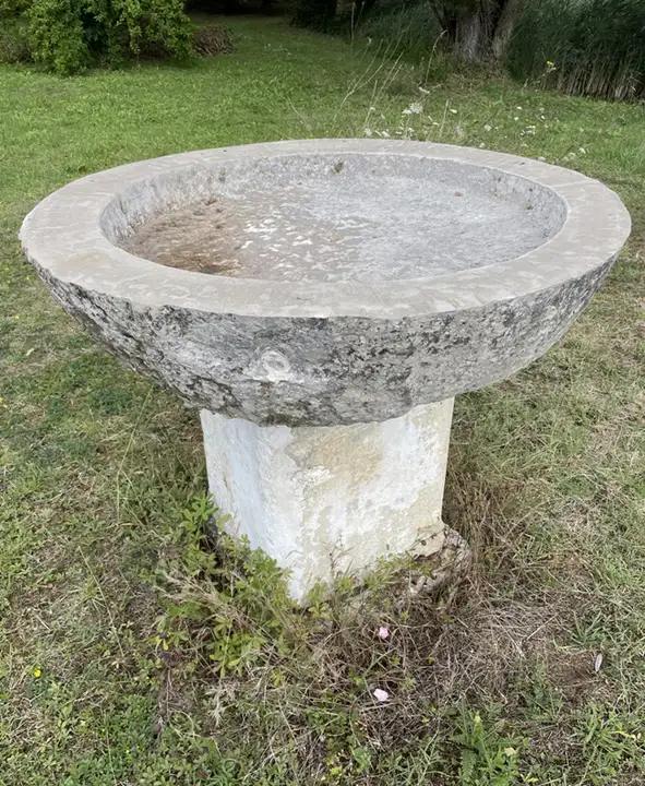 Ancien bassin pour oiseaux